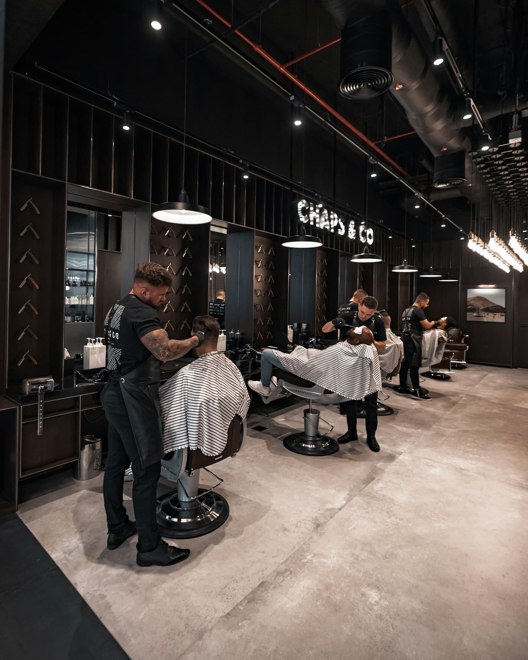 Barberi lucrând în salon